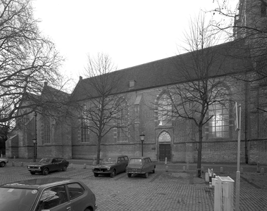 813790 Gezicht op het parkeerterrein op het Nicolaaskerkhof te Utrecht; op de achtergrond de noordgevel van de Nicolaikerk.
